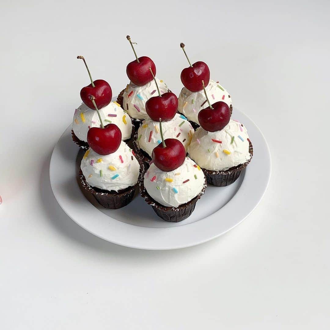 R i R y (リリー)さんのインスタグラム写真 - (R i R y (リリー)Instagram)「『さくらんぼカップケーキ🍒❤️』　　  さくらんぼカップケーキの作り方🍒 ぜひおうち時間に作ってみてください🏡  ✴︎---------------✴︎---------------✴︎ ▶▶掲載する写真を募集中📸 カワイイ写真が撮れたら、@velle.jp をタグ付けするか、ハッシュタグ #velle_jp をつけて投稿してみてね♪ velle編集部と一緒にカワイイで溢れるvelleを創っていこう😚🤍  ✴︎---------------✴︎---------------✴︎  #おうちカフェ #おうち時間 #お菓子作り好きな人と繋がりたい #お菓子レシピ #おうちカフェ部 #スイーツ好きな人と繋がりたい #甘いもの好きな人と繋がりた #インスタ映えスイーツ #お家時間 #お家カフェ  #お菓子作り #お菓子レシピ #カフェスタグラム #スイーツ #スイーツ作り #ケーキ作り #手作りお菓子 #ホームカフェ #お家カフェ　#カップケーキ　#マフィン　#さくらんぼ　#チェリー　#アメリカンチェリー　#お菓子作り #手作りお菓子 #おやつ時間　#韓国カフェ #韓国風」10月19日 21時00分 - velle.jp