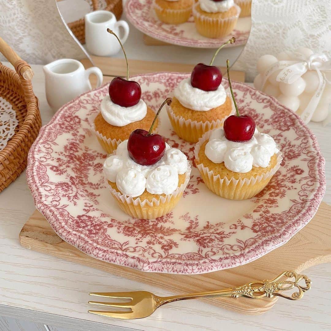 R i R y (リリー)さんのインスタグラム写真 - (R i R y (リリー)Instagram)「『さくらんぼカップケーキ🍒❤️』　　  さくらんぼカップケーキの作り方🍒 ぜひおうち時間に作ってみてください🏡  ✴︎---------------✴︎---------------✴︎ ▶▶掲載する写真を募集中📸 カワイイ写真が撮れたら、@velle.jp をタグ付けするか、ハッシュタグ #velle_jp をつけて投稿してみてね♪ velle編集部と一緒にカワイイで溢れるvelleを創っていこう😚🤍  ✴︎---------------✴︎---------------✴︎  #おうちカフェ #おうち時間 #お菓子作り好きな人と繋がりたい #お菓子レシピ #おうちカフェ部 #スイーツ好きな人と繋がりたい #甘いもの好きな人と繋がりた #インスタ映えスイーツ #お家時間 #お家カフェ  #お菓子作り #お菓子レシピ #カフェスタグラム #スイーツ #スイーツ作り #ケーキ作り #手作りお菓子 #ホームカフェ #お家カフェ　#カップケーキ　#マフィン　#さくらんぼ　#チェリー　#アメリカンチェリー　#お菓子作り #手作りお菓子 #おやつ時間　#韓国カフェ #韓国風」10月19日 21時00分 - velle.jp