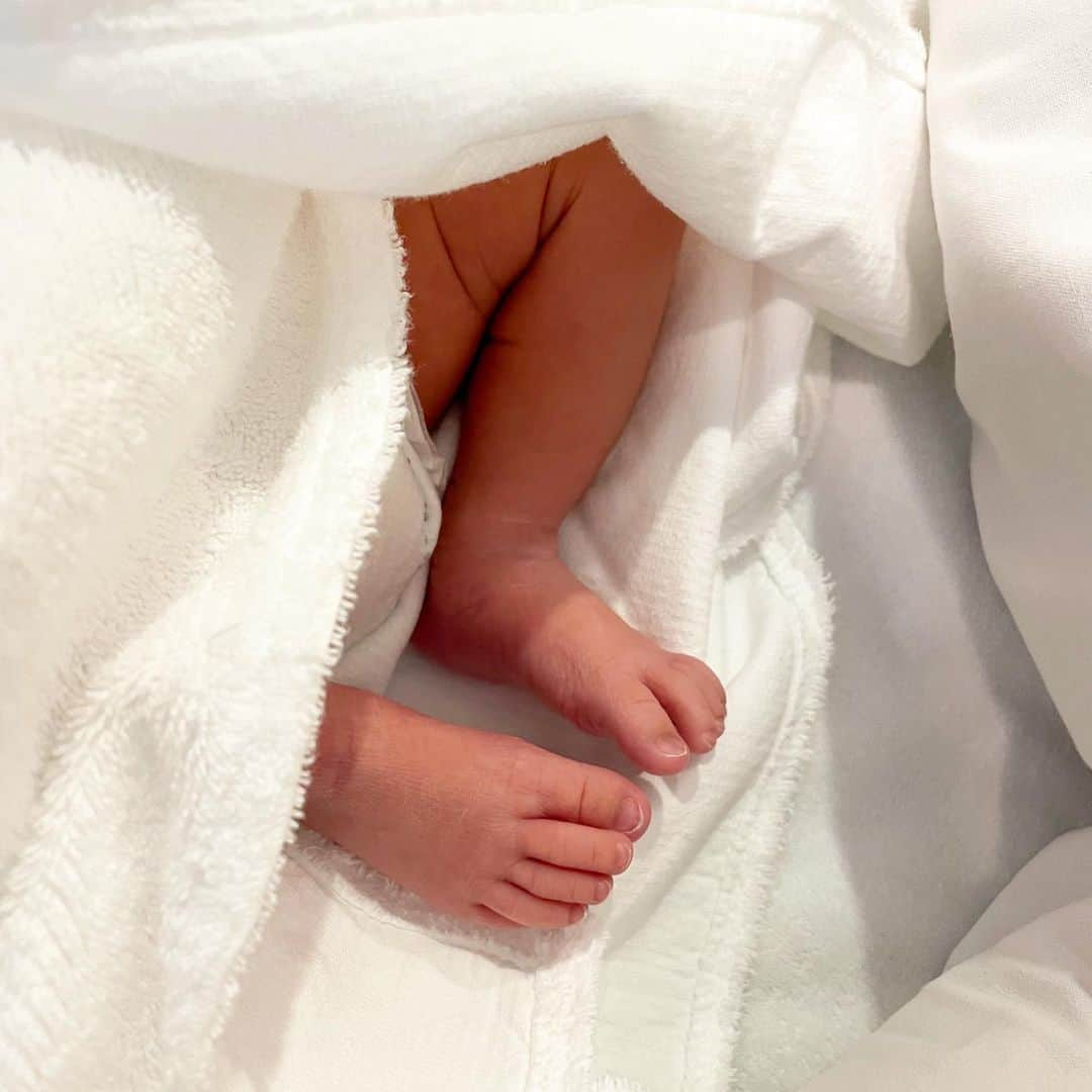 又来綾さんのインスタグラム写真 - (又来綾Instagram)「👶🏻計画無痛について👶🏻 これから無痛で産まれる方はよかったら参考になさってください💙 . 〜入院当日〜 14:40 入院後の内診で小さいバルーンを挿入。 （バルーンめっちゃ痛いと聞いてたけど、普段より長めの内診されてるくらいで痛みはそんなになかったです！） 15:00 モニター装着👶🏻 15:15  痛いぞ？波がある？ 15:25 バルーンによるプチ陣痛がきて、明らかに痛みが強くなって冷や汗が止まらないのでナースコール🥲 その後も痛みがじわじわ💥 19:30 まだ痛みがあるなと感じながらゆっくり夜ご飯✌🏾 19:55  少し出血🩸子宮口が開いてる証拠らしい◎ 3:00 アドレナリンが出過ぎて寝られない。笑 . 〜出産当日〜 6:00 起床🛌シャワーを浴びたり着替えたりLDRに移動する為の準備🚿 7:15 LDRに移動して点滴やモニターの装着。 （これから先生が来て破水させるなど言われてびびっていました😳笑） 7:58 先生が来てバルーンを抜いて破水させて促進剤スタート💉 （バルーンを抜くのも破水させるのもめちゃくちゃ奥まで突っ込まれてる感じがして、深呼吸しながら、うぅ😓という声が少し漏れてしまうくらいの痛み🥲でもいつもの内診よりちょっと強めなくらいなので全然我慢できました！） 8:17 お腹が張るたびにお水がチョロチョロ流れてくる違和感が続く中、ちょっとお腹痛くなってきたかも？軽めの生理痛くらい？ 8:28  促進剤追加💉 8:33 お、きたきた？少し痛いかも？ でも全然我慢できる。 8:58 促進剤追加💉 痛みが強くなってきたぞ。 9:10 ふぅー、結構痛い。そろそろ麻酔してもいいかも？ということでナースコール🩺 （自分の中でのMAXの痛みが10だとしたら4.5くらいで麻酔するのがベストと言われたのでそろそろかな？という自己判断と、モニター上でお腹の張りを見ての判断👨🏻‍⚕️） 9:15 歩いてお手洗いに行ってから麻酔科の先生登場👨🏻‍⚕️ そこから身体を丸くして体勢を整え、局所麻酔→硬膜外麻酔の処置スタート💉 怖すぎて明確には覚えてないけど、麻酔科の先生がまた来るねーと帰られたのは9:35くらいだったので麻酔の所要時間は大体20分くらいかな？ 局所麻酔は軽くチクン。と言うくらいの痛みでした。歯の麻酔と同じくらいって言われてたけど、圧迫されるようなそんな感じの感覚💉 局所麻酔のおかげで硬膜外麻酔はどこに何がどうなってるのか全くわからないうちに、足が痒くぽかぽか💉 と思っているうちに、あれ、さっきのお腹の痛みどこいった？という安心感から睡魔に襲われる😪笑 一瞬痺れた感じはあったけど、恐いだけでほとんど痛くなかったです🤔 痛みというより見えない怖さのが強かったので私はとにかくめちゃくちゃ深呼吸してました🤭 身体が動かない程度の大きな深呼吸おすすめします！笑 9:55 麻酔を入れて20分ほど経ったので、麻酔科の先生が冷たいアルコール綿で足やお腹に触れて麻酔が効いているかの確認💉 腕にやると冷たいのに、足やお腹はただコットンがふわっと触られてるくらいの感覚😳 え、すご。と言ってしまいました笑 そして痛くなったら手動で入れられる麻酔のボタンを渡されまたしばらく様子を見ることに💉（この自分で押せる麻酔のボタンが最高😭時間で自動で追加されるけど赤ちゃんの位置によって痛みが左右に分散したりするので、痛くなるかも？という時に押すと10分後にはまた寝られるほどの痛みに😪） 10:15 内診されたけどくすぐったいだけで痛み0😳こんなに指入れられてるのにこんなに痛くないの？とびっくり😳この辺からもうリラックス😮‍💨 12:30 子宮口8センチ👶🏻 モニターの陣痛もちゃんと強めに来てるけど、張りがわかる程度で痛みはほぼなし！ 13:50 子宮口9センチ👶🏻 あと少し赤ちゃん回転してほしいからと横向きに寝て待機👌🏾 14:20 10センチ突入！念のためあと1センチくらいしたら産もうということで、主人に電話📞 14:40 主人が到着しいきみスタート！ もちろんこの時も痛みはなく、膣周りが引っ張られる感覚（会陰切開もいつされたのか分からず😳）はありつつも3回くらいいきんだらするんと息子誕生👶🏻  そんなにいきまずするんと出て来てくれました😭 . 感動して泣きながらベッドに移動した息子を見てる間に胎盤も出て縫われてて一通りお産は終了😮‍💨 . 産科によって無痛や和痛で違ったり、ヘルニアがあると効きにくかったりなど色々あるみたいですが、ママと赤ちゃん、そして麻酔のタイミングがピッタリ合うと穏やかなお産になるみたいです👶🏻 . 私はなんだかんだ終始痛みというより怖さで歯が震えて何度唾を飲み込んだか分かりませんが笑 命懸けである出産、助産師さんや先生方のおかげで一つ一つ記憶に残るお産になりました✨ 計画無痛分娩を検討されている方はよかったら是非参考になさってください✨ . #計画無痛#無痛分娩#無痛分娩レポ#計画無痛分娩」10月19日 21時21分 - matarai_aya