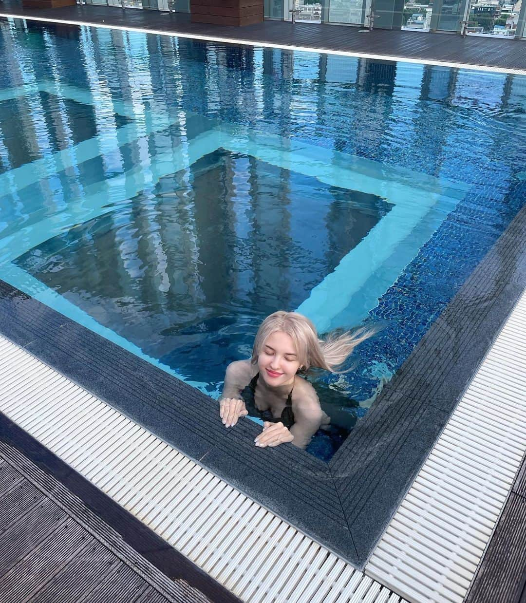 Elina 엘리나 (エリナ) さんのインスタグラム写真 - (Elina 엘리나 (エリナ) Instagram)「Swimming and gym day✨🤍☁︎︎*. 오늘이 내 인생중 가장 젊은날 별거 아니여도 사소한 행복은 자기 자신이 제일 잘 아는법  사실 수영 이날 처음해봐서 버킷리스트 하나 달성ㅎㅎ」10月19日 21時31分 - elina_4_22