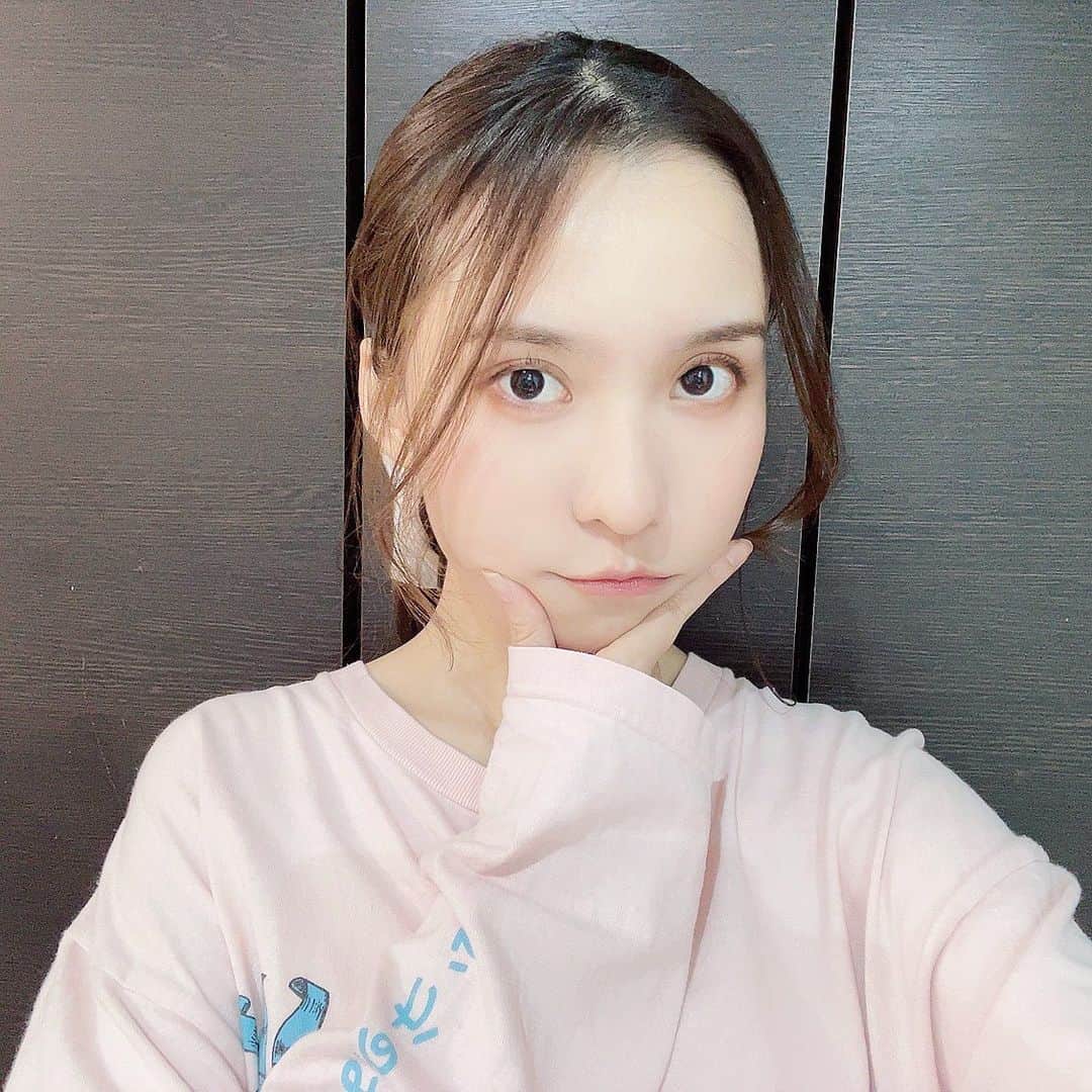 のインスタグラム：「肌荒れがあらかた治った✨ やはり季節の変わり目に反応しているのね…… 4枚目は見事なスーン顔だったので載せました どういう感情なの？   #春名風花  #肌荒れ  #秋  #季節の変わり目  #自撮り」