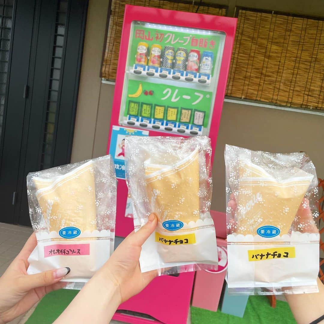 出口結菜さんのインスタグラム写真 - (出口結菜Instagram)「《🍡#岡山　#らすかふぇ》 ⁡  【安くて美味しいクレープが自販機で買える？！】　 ⁡ ⁡  岡山県の道沿いを走っていたらぽつん！とあるこの自動販売機の中にはクレープが😳✨ ⁡  興味本位で買ってみると、しっかり冷えているし クリームやバナナもたっぷり！！！ ⁡  生地もモチモチで甘くて、、💗 最高のクレープが出てきました！！！ ⁡  ⁡ #ラスカフェ #らすかふぇクレープ #クレープ #クレープ屋さん #チョコバナナクレープ #チョコバナナ #自動販売機 #自販機  #岡山観光 #岡山グルメ #岡山スイーツ #岡山カフェ #ドライブ #甘いもの #チョコ #甘党 #スイーツ #sweet #テイクアウト #テイクアウトグルメ #女子旅 #旅行 #食べ物 #グルメ #グルメ好きな人と繋がりたい #グルメスタグラム #ラビグルメ」10月19日 21時53分 - yui_laby0622