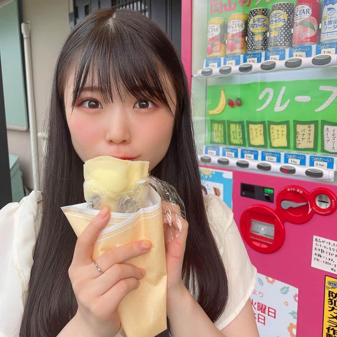 出口結菜さんのインスタグラム写真 - (出口結菜Instagram)「《🍡#岡山　#らすかふぇ》 ⁡  【安くて美味しいクレープが自販機で買える？！】　 ⁡ ⁡  岡山県の道沿いを走っていたらぽつん！とあるこの自動販売機の中にはクレープが😳✨ ⁡  興味本位で買ってみると、しっかり冷えているし クリームやバナナもたっぷり！！！ ⁡  生地もモチモチで甘くて、、💗 最高のクレープが出てきました！！！ ⁡  ⁡ #ラスカフェ #らすかふぇクレープ #クレープ #クレープ屋さん #チョコバナナクレープ #チョコバナナ #自動販売機 #自販機  #岡山観光 #岡山グルメ #岡山スイーツ #岡山カフェ #ドライブ #甘いもの #チョコ #甘党 #スイーツ #sweet #テイクアウト #テイクアウトグルメ #女子旅 #旅行 #食べ物 #グルメ #グルメ好きな人と繋がりたい #グルメスタグラム #ラビグルメ」10月19日 21時53分 - yui_laby0622