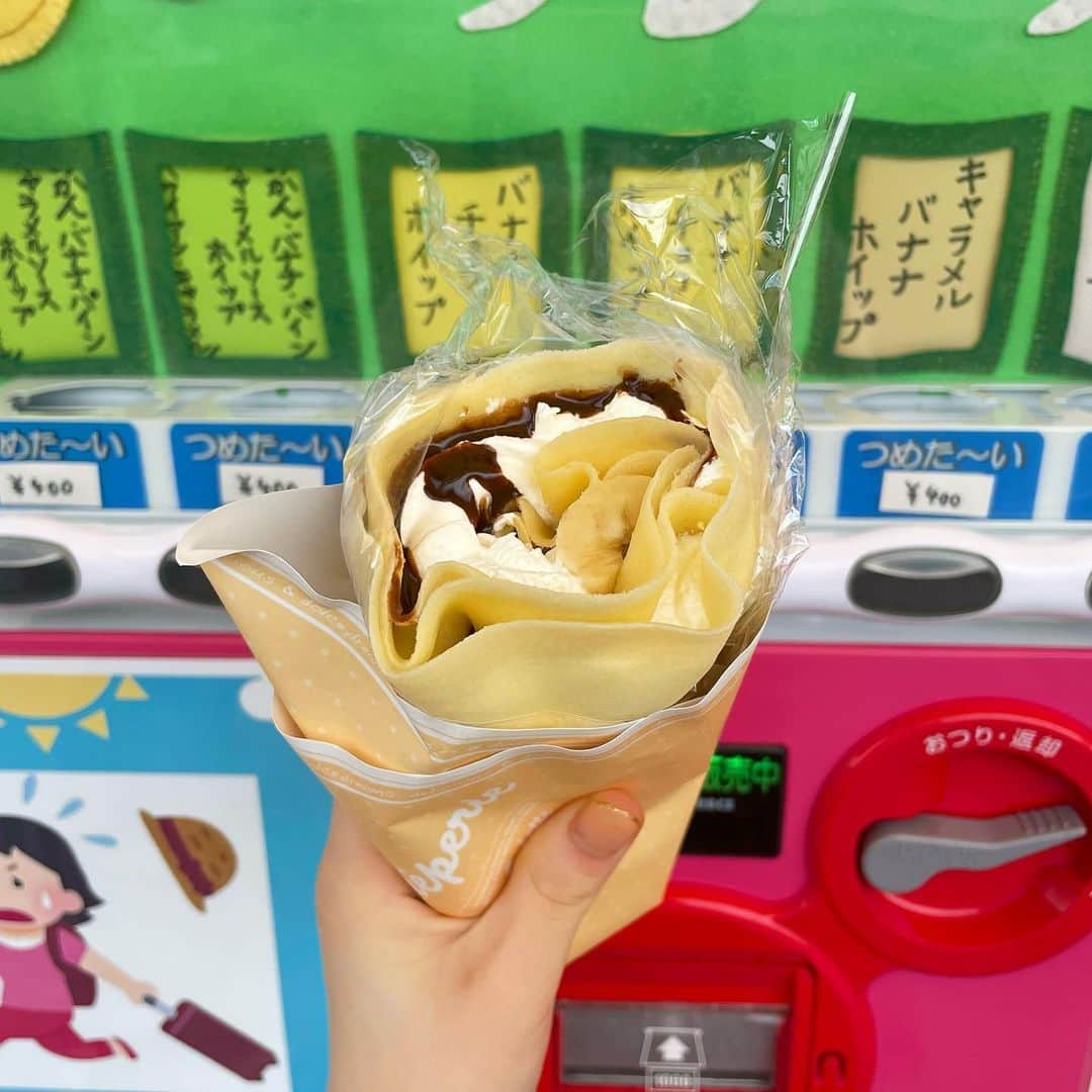 出口結菜さんのインスタグラム写真 - (出口結菜Instagram)「《🍡#岡山　#らすかふぇ》 ⁡  【安くて美味しいクレープが自販機で買える？！】　 ⁡ ⁡  岡山県の道沿いを走っていたらぽつん！とあるこの自動販売機の中にはクレープが😳✨ ⁡  興味本位で買ってみると、しっかり冷えているし クリームやバナナもたっぷり！！！ ⁡  生地もモチモチで甘くて、、💗 最高のクレープが出てきました！！！ ⁡  ⁡ #ラスカフェ #らすかふぇクレープ #クレープ #クレープ屋さん #チョコバナナクレープ #チョコバナナ #自動販売機 #自販機  #岡山観光 #岡山グルメ #岡山スイーツ #岡山カフェ #ドライブ #甘いもの #チョコ #甘党 #スイーツ #sweet #テイクアウト #テイクアウトグルメ #女子旅 #旅行 #食べ物 #グルメ #グルメ好きな人と繋がりたい #グルメスタグラム #ラビグルメ」10月19日 21時53分 - yui_laby0622