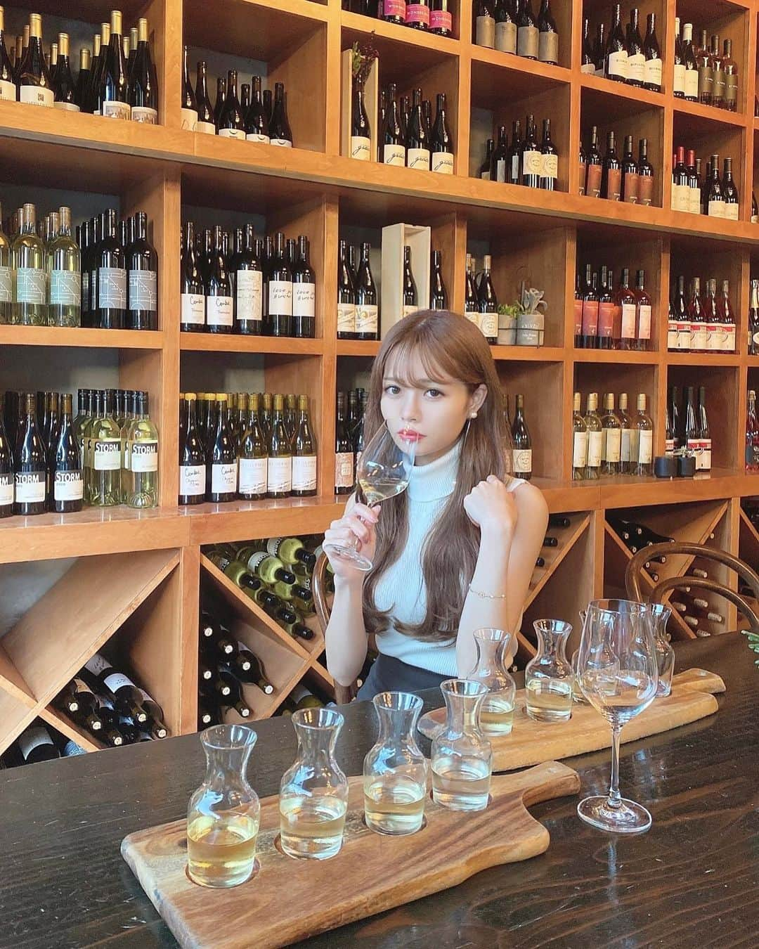 Isakoさんのインスタグラム写真 - (IsakoInstagram)「ワインのテイスティング🍷 (こんなに飲めないです🥺←)    サンタバーバラと言えばワイン🍷と言うことで、大人ぶってワインのテイスティングを💓💐 　 すぐに酔っ払ってしまうのでほとんど彼が飲んでくれます🥺笑 　 サンタバーバラのワインとっても美味しかった🥰 　 　 　 #ワイン#ワインスタグラム#ワイナリー#ワインバー#ワインテイスティング#サンタバーバラ#酔っ払い#wine#winetasting#winelover#winery#winetime」10月19日 22時03分 - ichaaako