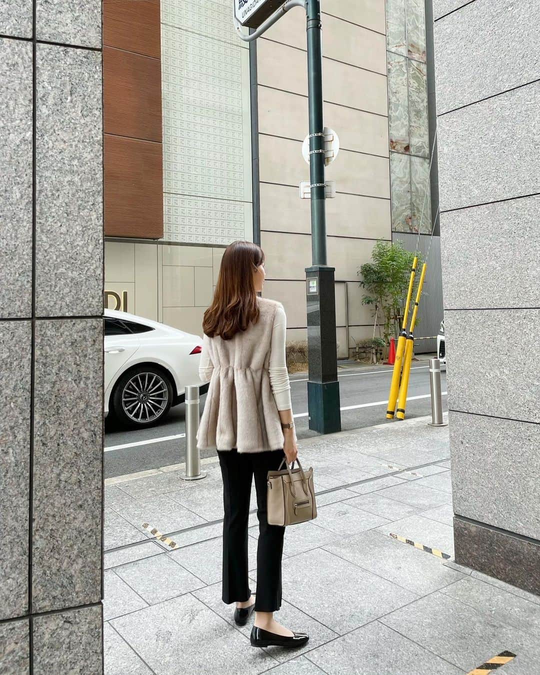 ハンナミのインスタグラム：「後ろのギャザーがかわいい ファーベスト🍂🤍  前回発売していたフェイクファーコートと 同じシリーズです ♡」