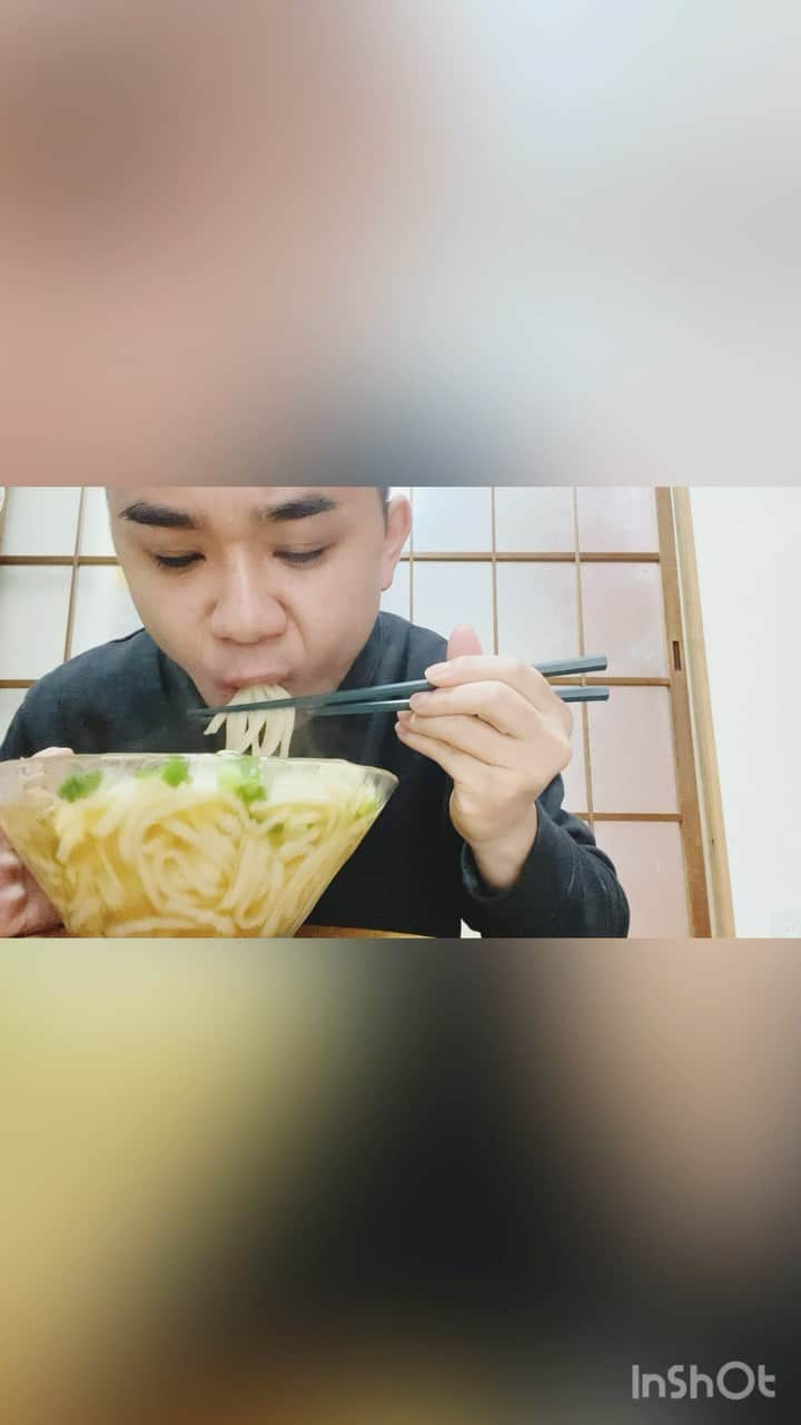 藤本秀星のインスタグラム：「#肉うどん #讃岐うどん #香川  初めて讃岐うどん食べたけどめちゃくちゃ美味かった。」