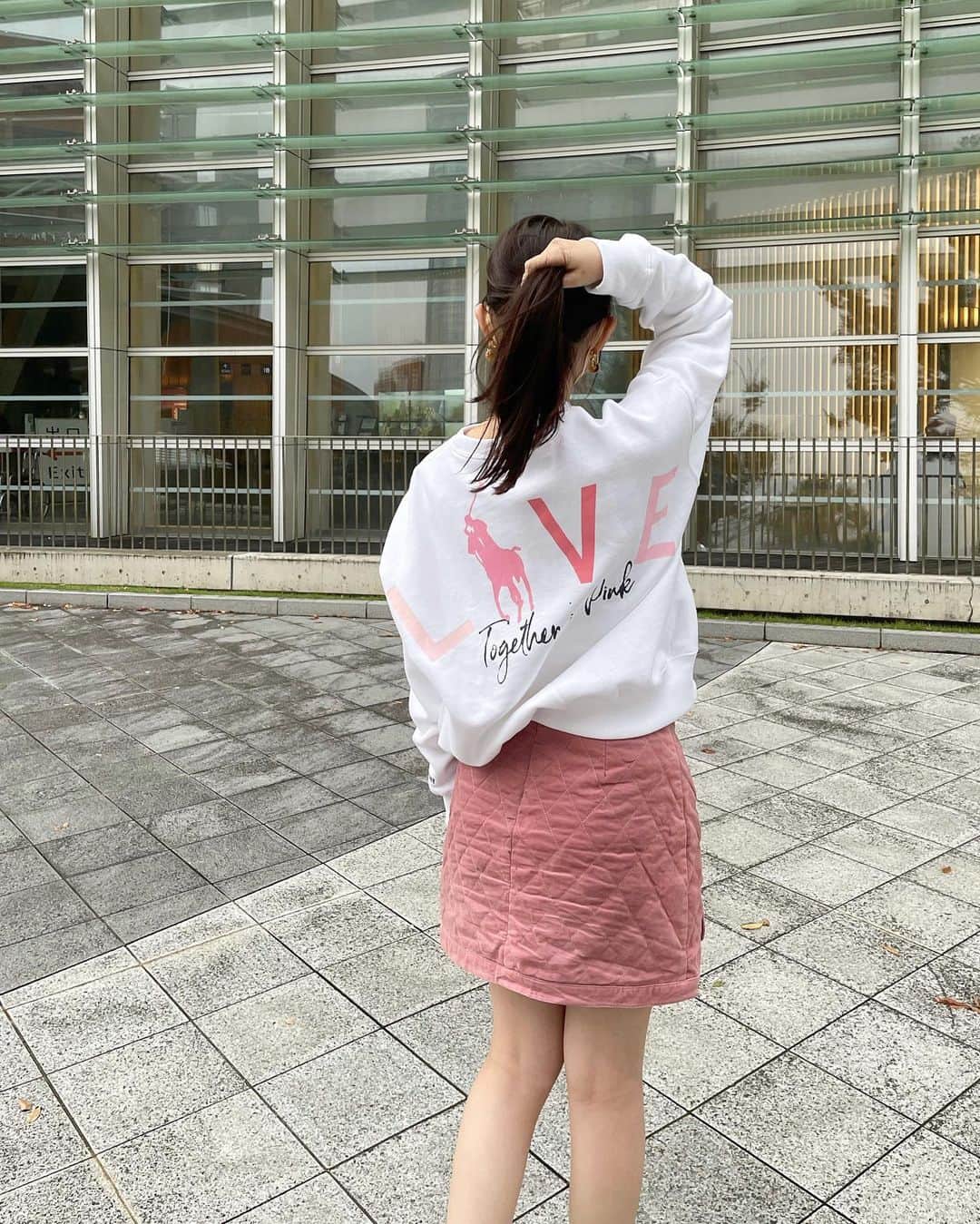 伊藤小春のインスタグラム：「大好きなピンク🌷🎟🩰💒💞　 #RalphLauren  #pinkpony ⁡  このとき冷たすぎる風が吹いてて、 親友が悲鳴を上げながら撮ってくれましました😂  ⁡」