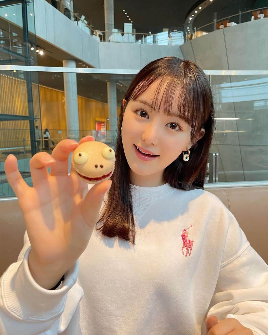 伊藤小春のインスタグラム：「第二形態ゴジラマカロン🦖🎀 ⁡ ⁡ 国立新美術館の#庵野秀明展　に行った時に食べた コラボスイーツです、不気味だけど美味しかった♡ ⁡ #国立新美術館 #サロンドテロンド ⁡ 最後の動画はおまけ。笑」