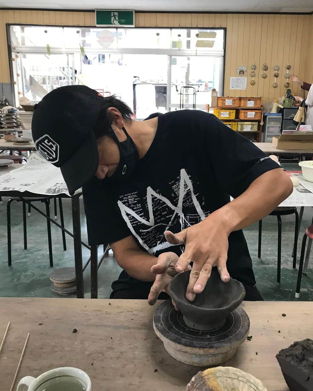 和田正人さんのインスタグラム写真 - (和田正人Instagram)「陶芸体験。  初めて使う陶器のお茶碗は、親父の手作りの信楽焼。  なんかえーやん。」10月19日 22時34分 - daaaaaawaaaaaa