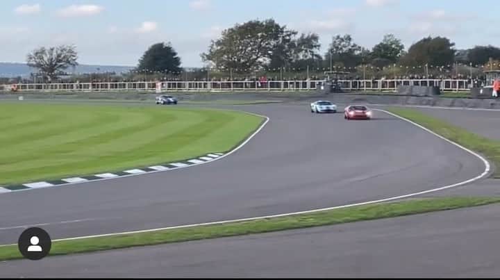 アンドレ・ロッテラーのインスタグラム：「Got a bit too excited catching up @dario_franchitti and @hancock_sam on the last lap 🤭 😂 ! Gave it a good full throttle and a quick flick to keep it on track and avoid the wall! 🙏 🙏 🥵 @goodwoodrrc #78mm #goodwoodmembersmeeting」