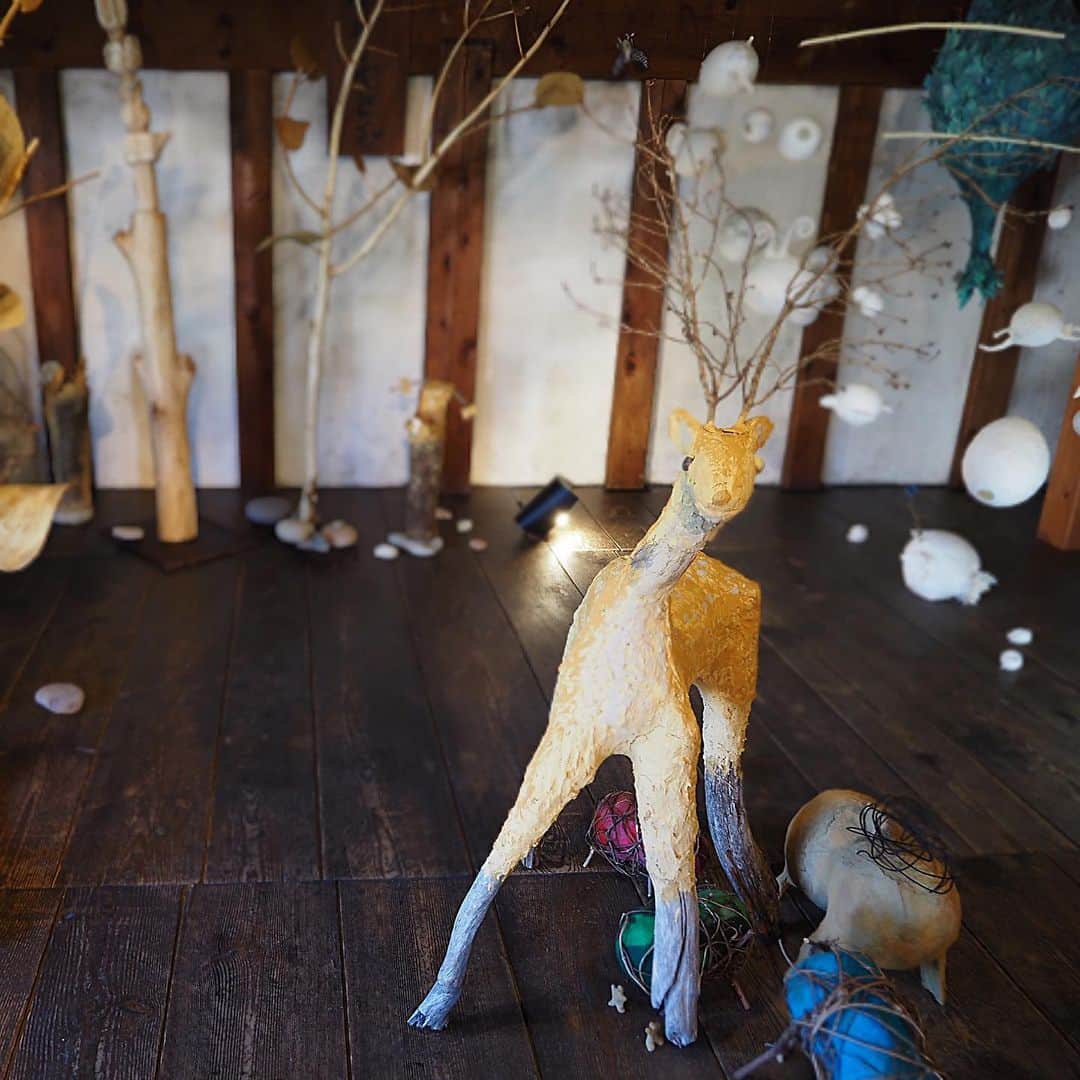 村井美樹さんのインスタグラム写真 - (村井美樹Instagram)「#麻倉美術部  の作品　#ひみつの森  麻を集積する江戸末期の倉をリノベーションしたショップギャラリー「麻倉Arts&Crafts」 @asagurart  その2階に広がる、ひみつの森。  ひみつの森を好奇心いっぱいに探検しているのは「麻倉のあーちゃん」。 ここは、あーちゃんの夢の中？それとも…？  色んな動物や植物や精霊たちがにぎやかにひしめき合う、可愛くて不思議な空間でした☺️  あーちゃんの脱げた片っぽの長靴は意外な場所に…笑  #北アルプス国際芸術祭  #麻倉美術部  #信濃大町 #大町市 #アート好きな人と繋がりたい  オレンジニット、緑のチェックスカートは @oldenglandfemme」10月19日 23時51分 - miki_murai_