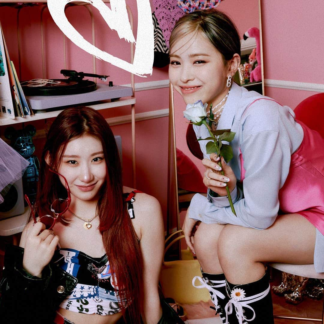 ITZYさんのインスタグラム写真 - (ITZYInstagram)「ITZY The 1st Album  <CRAZY IN LOVE> Special Edition   💿 JEWELCASE ver. Preview 💽  📍 PHYSICAL RELEASE : 2021.10.22 FRI  #ITZY #있지 @itzy.all.in.us #MIDZY #믿지 #CRAZYINLOVE #LOCO #ITZY_LOCO」10月20日 0時01分 - itzy.all.in.us