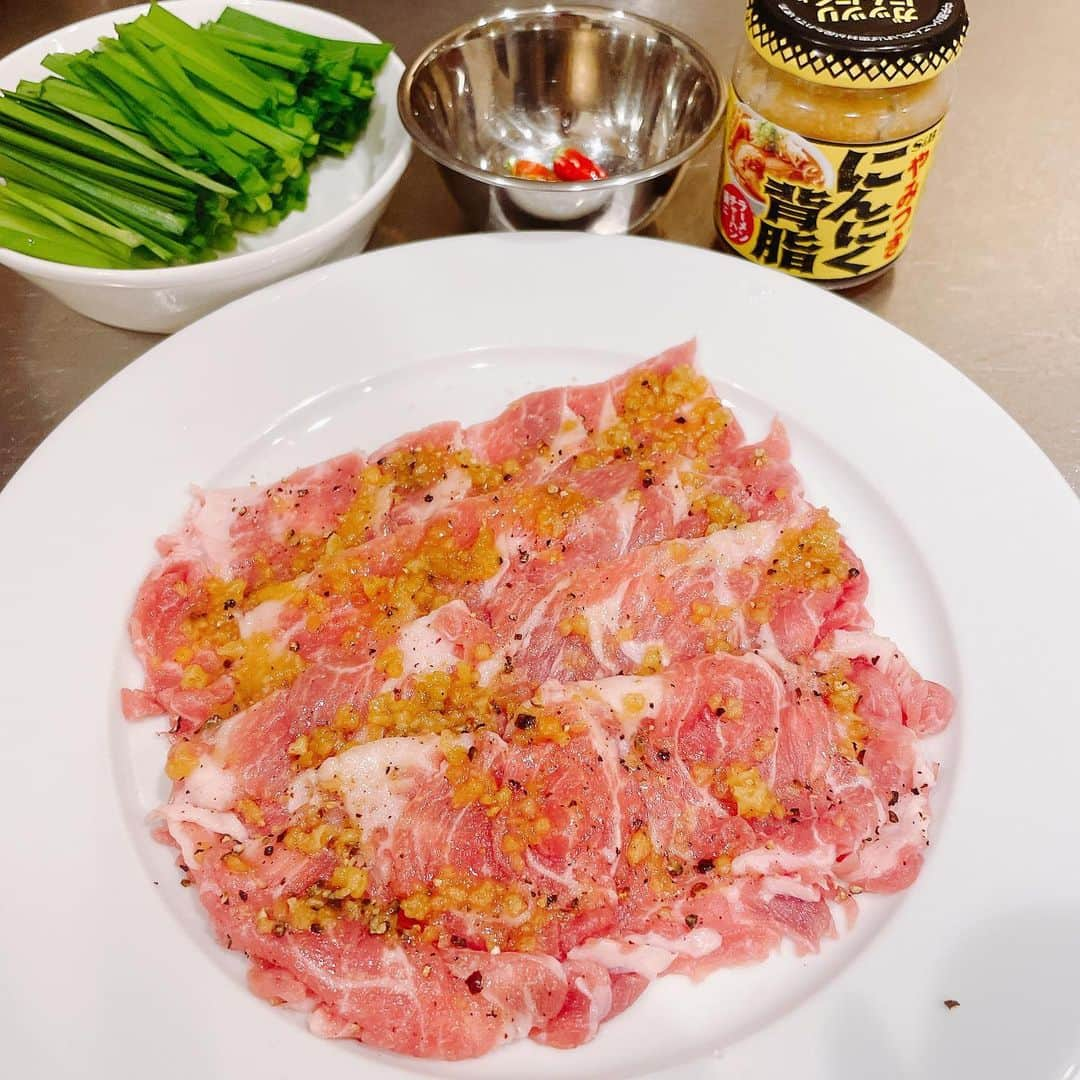 葉月里緒奈さんのインスタグラム写真 - (葉月里緒奈Instagram)「夕べは寒かったからプリッキーヌも入れて辛さ増し。 #おうちごはん#夕ご飯#お鍋#赤から鍋 #赤から15番 #プリッキーヌ大好き #豚肉には背脂にんにくを擦り込んでおく#美味しさ倍増#rionahazuki」10月20日 11時37分 - riona_hazuki