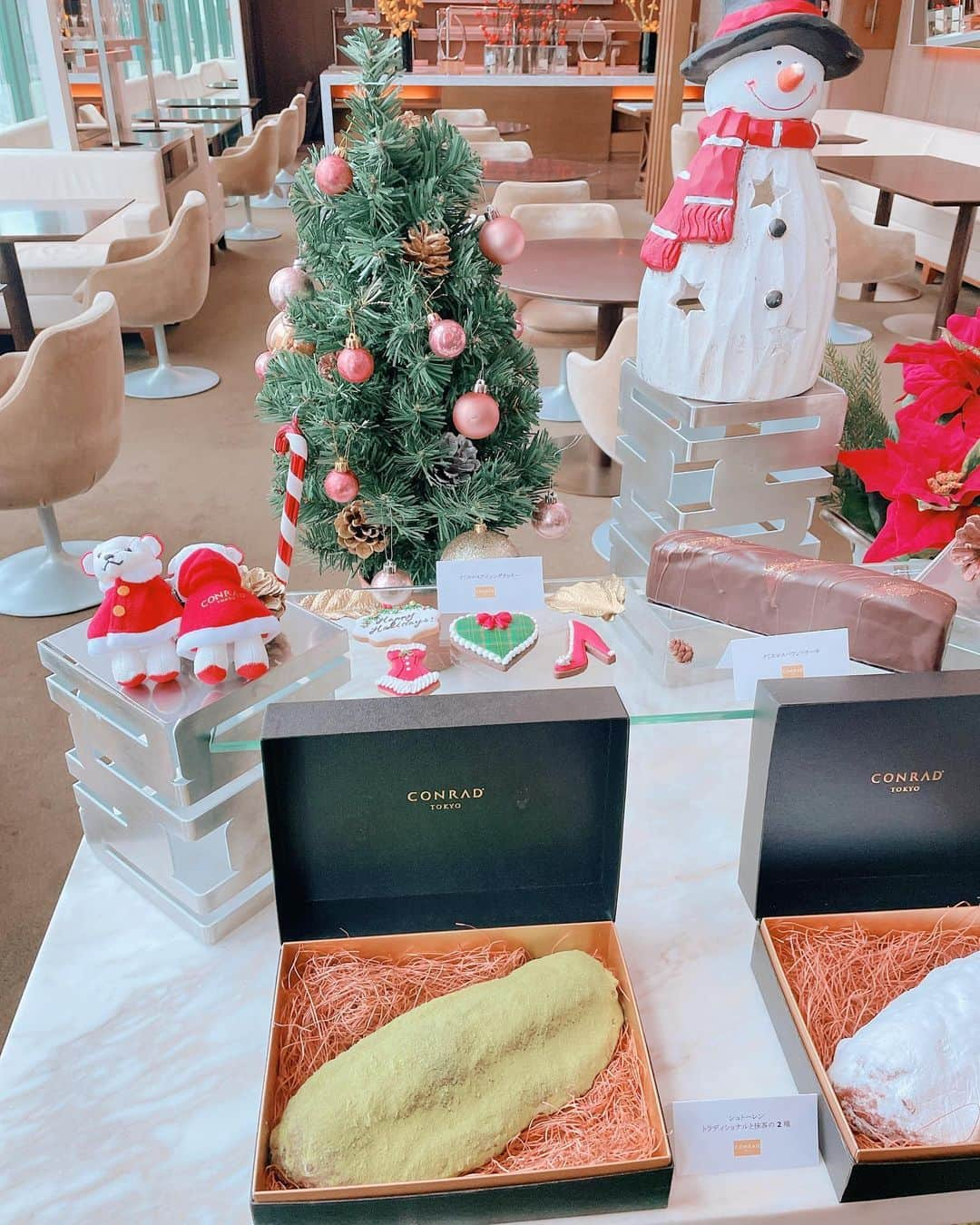 satomiさんのインスタグラム写真 - (satomiInstagram)「🍰🎄🍗 ・  コンラッド東京（@conrad_tokyo）でchristmas cakeの試食会です🤍 ・ もうそんな時期かー早！！！ コンラッド定番のノエルフレーズショートケーキ以外にも今年はドッグ用やヴィーガンケーキまであるよ👆 ・ 我が家の豆柴に買おうかなー🐶🐕 ・ 今日のコーデはお気に入りの秋冬アイテム👗最近は大人可愛いコーデ目指してます🥰🥰 ・ ———————————— skirt👗⇒（@saisondepapillon） 楽天イベント開催中：- 10/31(日) 23:59まで ぜひチェックしてみてね💕 KNIT→（@styledoor_official）  ——————————— . 一度は泊まってみたい・・・🏨 昼からシャンパン🍾最高！  .  #stylebarstyle #ciena @ciena_plus #コンラッド東京  #コンラッドホテル #アフタヌーンティー  #ホテルラウンジ  #トゥエンティエイト #コンラッドスイーツ  #ConradTokyo  #hotellounge  #twentyeight  #afternoontea  #SAISONDEPAPILLON  #セゾンドパピヨン  #ファッション  #秋  #ソフトエレガント  #楽天 #rakuten #PR #クリスマスケーキ #Christmascake #ホテル暮らし　してみたい #今日のコーデ #東京アフタヌーンティー #スイーツ女子 #ウィンタービジュー #豆柴 #愛犬」10月20日 10時10分 - saatoomii47