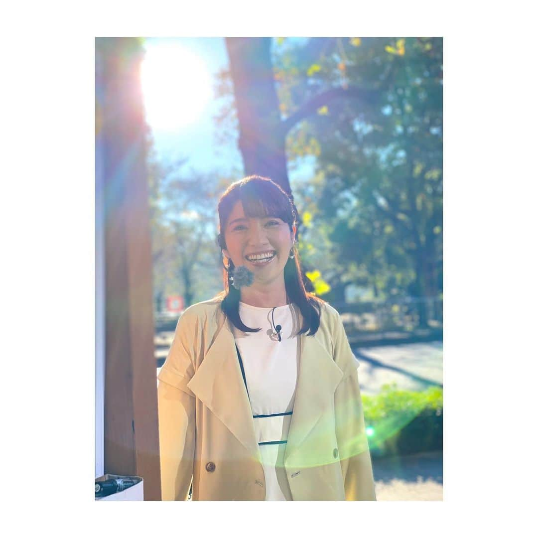 久保井朝美さんのインスタグラム写真 - (久保井朝美Instagram)「🌅 堀さんが撮ってくれた 朝日×朝美😆 ． お天気コーナー前の 楽しいひとときです☀️ 堀さんありがとうございます🍀 ． いつも眩しさと照れで 目がほぼ開けられない私😂 ． #モニフラ #堀潤 #久保井朝美 #気象予報士 #秋晴れの空 #眩しい朝日 #逆光写真 #強風注意 #木枯らし1号 吹くかも🍃  #写真2枚目 に写っているのは#スタイリストさん です☺️」10月20日 10時17分 - asami_k920