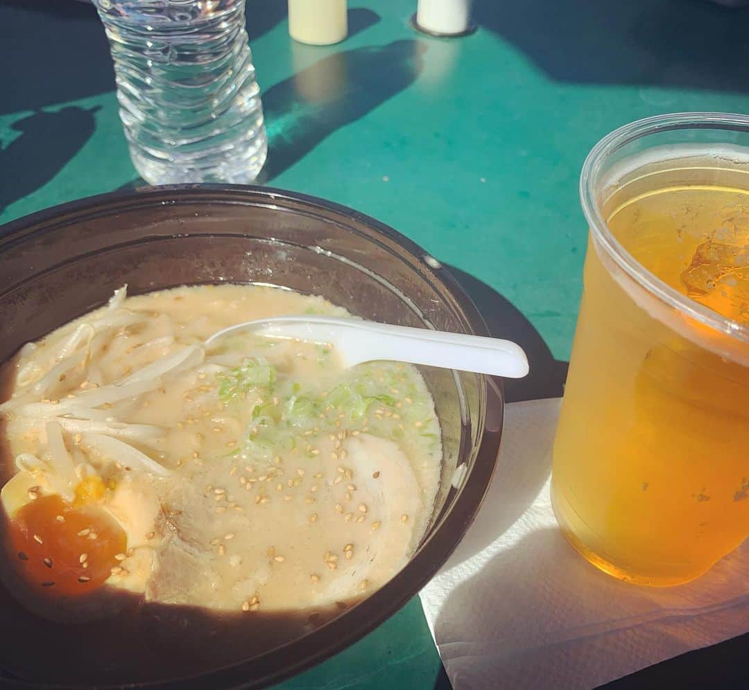 辻井美香さんのインスタグラム写真 - (辻井美香Instagram)「Tonkotsu ramen with draft beer💜💚💙 A perfect match!!!  I enjoyed Japan fair in Orange County last weekend. I miss japanese food ... 🥺  OCのJapanフェアに行ったよ♡ お昼から、ラーメンとビールってすごく美味しいよね😉  久々とんこつラーメン食べたら、荻窪の春木屋の中華そばとか、祐天寺の醤油ラーメンとか、学大のタンメンとか... 色々思い浮かんで、思い出の味を食べたくなったよ😂　ピンポイントwww 帰ったら絶対行こう。  #ocfair #japanfair #ocjapanfair #ocjapanfair2021 #orangecounty #japanesefoods #laramen #ramannoodles」10月20日 10時23分 - tsujii_yoshika