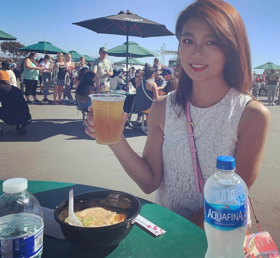 辻井美香のインスタグラム：「Tonkotsu ramen with draft beer💜💚💙 A perfect match!!!  I enjoyed Japan fair in Orange County last weekend. I miss japanese food ... 🥺  OCのJapanフェアに行ったよ♡ お昼から、ラーメンとビールってすごく美味しいよね😉  久々とんこつラーメン食べたら、荻窪の春木屋の中華そばとか、祐天寺の醤油ラーメンとか、学大のタンメンとか... 色々思い浮かんで、思い出の味を食べたくなったよ😂　ピンポイントwww 帰ったら絶対行こう。  #ocfair #japanfair #ocjapanfair #ocjapanfair2021 #orangecounty #japanesefoods #laramen #ramannoodles」