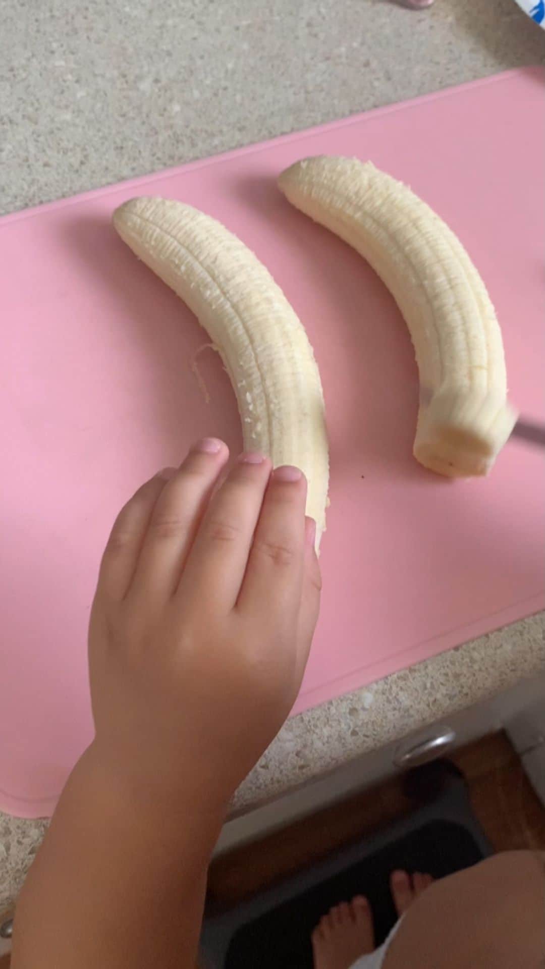 アリッサ ウーテンのインスタグラム：「Making some special treats with Noa 👻 Some may call this a “Pinterest Fail” haha but it tasted good!  Peanut Butter Banana Sandwiches dipped In Dark Chocolate and Strawberries dipped in White Chocolate 🍓 PS I made this video … a long time ago hahah only posting now」