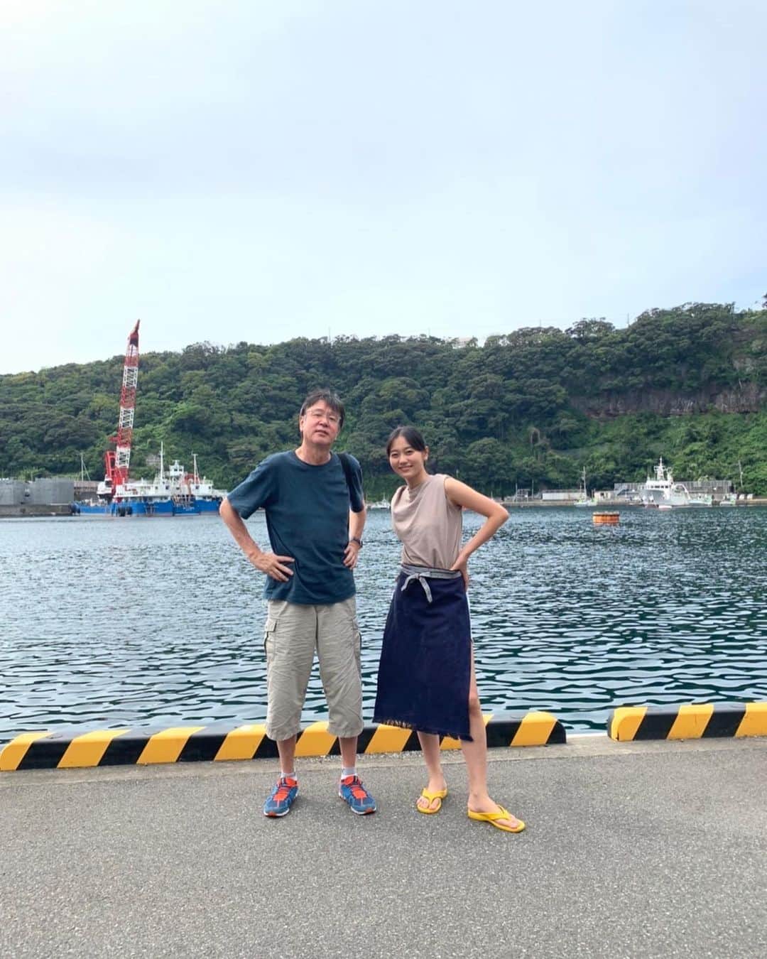 のインスタグラム：「皆さんとのお写真を載せようと思いまして！ 最高に狂ってる吉見プロデューサーとの写真！いろんな作品ご一緒させてもらってます！作品に対する情熱と愛情がとてもある方です。  アベラ監督とゲストの橋本マナミさんといつものメンバー！！あれ。渚のいつもの格好とは違いますね？？ それは放送観てからのお楽しみです  そしてスリーショット！  今日は第6話です。観てください #東京放置食堂」