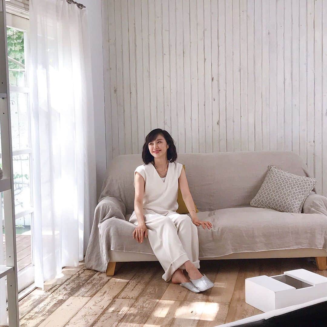 山口もえのインスタグラム：「・  ママコスメのイメージキャラクターを 務めることになりました♡ 優しい太陽と気持ちいい風が吹くスタジオで 毎日のスキンケアがより楽しくなる✨ そんなイメージで撮影をしてきました😊 とろけるようなクレンジングバーム✨ 是非使ってみてください💓  #ママコスメ #ママコスメクレンジングバーム #コスメ#❤️」