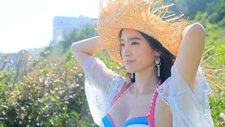 太田麻美のインスタグラム：「伊豆の綺麗なロケーションで素敵に撮影して頂きました✨🧜‍♀️ 仕上がりお楽しみに❤︎  photographer @tatephotox   #movie #photo #shooting #model #racequeen #swimwear #bikini #動画 #水着 #ビキニ #ポートレート #モデル #レースクイーン #伊豆 #海 #撮影」