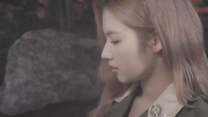 のインスタグラム：「TWICE JAPAN SEASON’S GREETINGS 2022 “ONCE-WAY” PRE-ORDER 10.04(月) 12:00～10.31(日) 23:59  Teaser SANA  https://youtu.be/R4Oikj4hN5w  #TWICE #ONCE_WAY  #🐶」