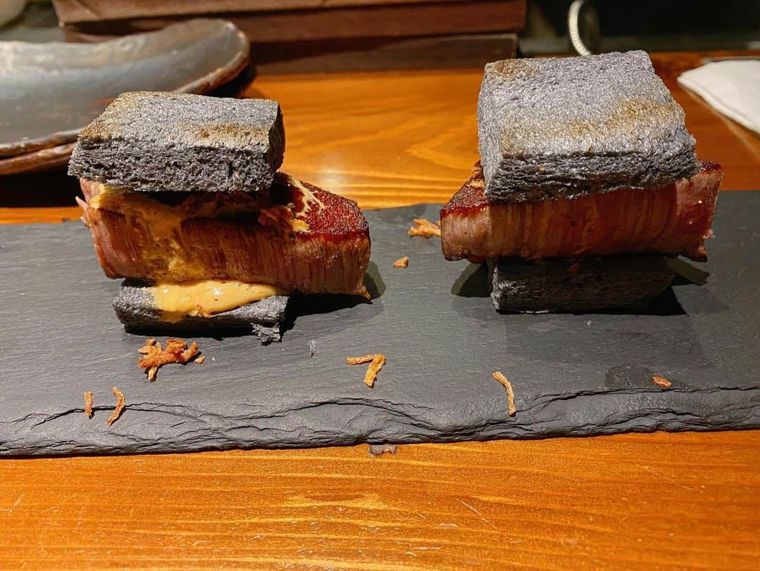 嶋村瞳さんのインスタグラム写真 - (嶋村瞳Instagram)「. 粉者東京 . 名物の炭のパン？で挟んだシャトーブリアンは最高に美味しかった！ 最初出てきた時、石に挟まれてるかと思った🤣 あまりにも美味しかったのでシャトーブリアンのステーキ頼んだけど、それもまた柔らかくて美味しかった！ ふわふわのお好み焼きも絶品！ 食べることに夢中になりすぎて写真撮り忘れたけど、前菜も手が込んでて美味しかった！ おすすめの3品とか5品があるから、それは裏メニューのものだから、それは注文するべし！ . . #嶋村瞳のグルメ旅  #粉者東京 #創作鉄板 #粉者 #東京 #錦糸町 #グルメ #ディナー #シャトーブリアン #お好み焼き #炭パン #インスタ映え #美味しいご飯 #tokyo #kinshicho #dinner #yummy #instafood #japanesefood」10月20日 11時35分 - hitomi_shimamura_official