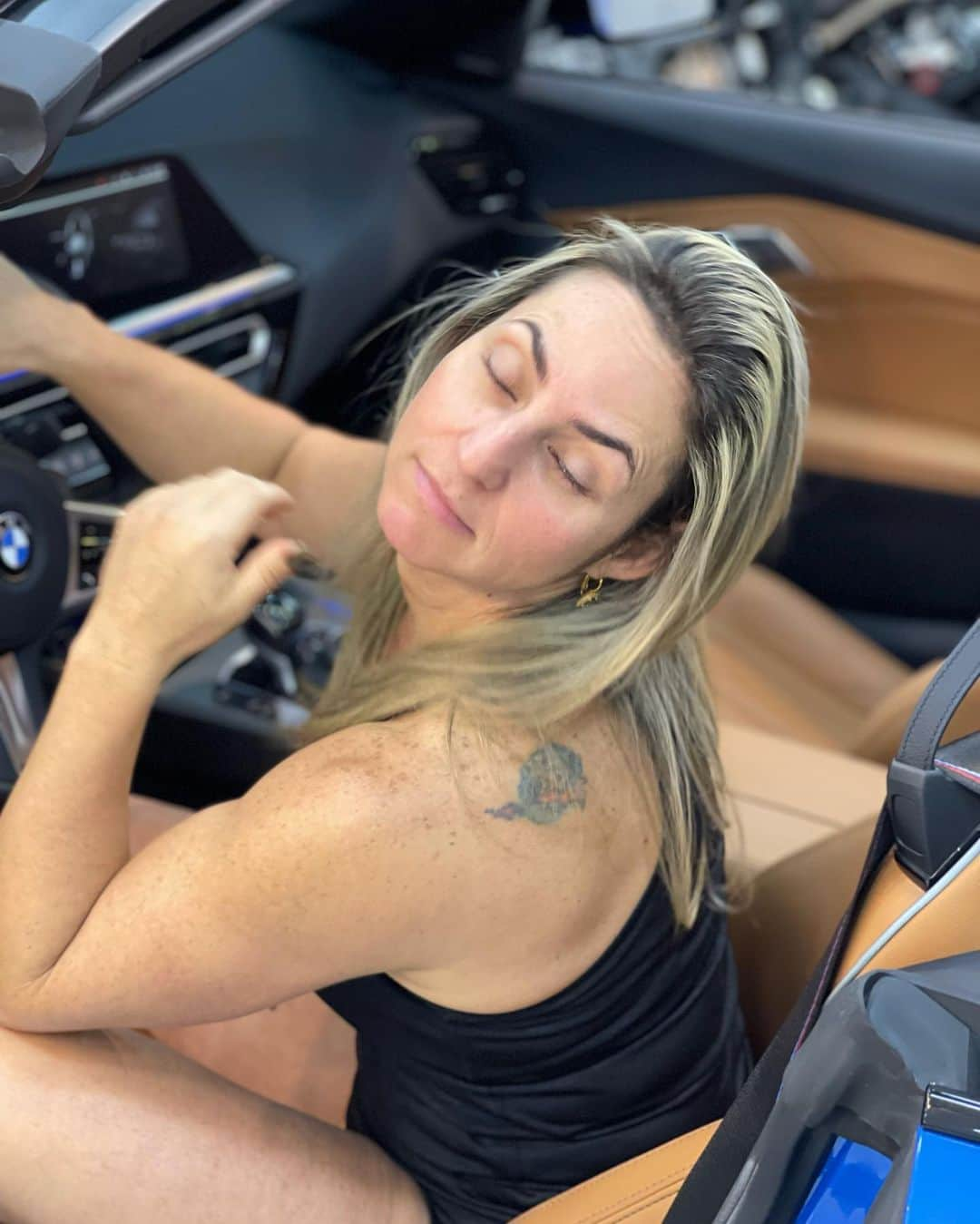 Vivi Winklerさんのインスタグラム写真 - (Vivi WinklerInstagram)「PQ COM A GENTE SEMPRE DÁ NISSO? 🤪😅 é sobre isso hahahahh @silvia.personal @premiervipcar  . Esse macaquinho é da @canelacarioca」10月20日 3時08分 - viviwinkler