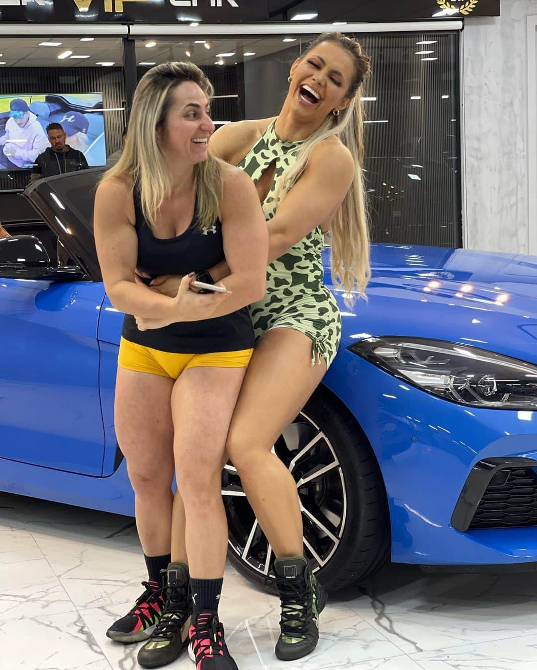 Vivi Winklerさんのインスタグラム写真 - (Vivi WinklerInstagram)「PQ COM A GENTE SEMPRE DÁ NISSO? 🤪😅 é sobre isso hahahahh @silvia.personal @premiervipcar  . Esse macaquinho é da @canelacarioca」10月20日 3時08分 - viviwinkler