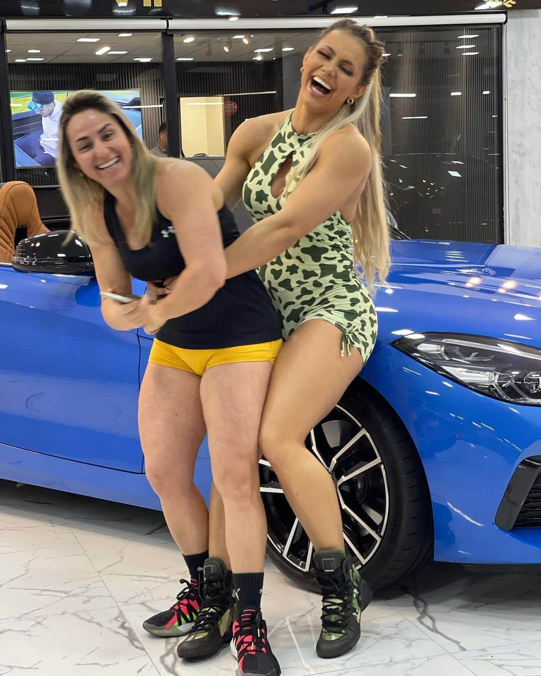 Vivi Winklerさんのインスタグラム写真 - (Vivi WinklerInstagram)「PQ COM A GENTE SEMPRE DÁ NISSO? 🤪😅 é sobre isso hahahahh @silvia.personal @premiervipcar  . Esse macaquinho é da @canelacarioca」10月20日 3時08分 - viviwinkler