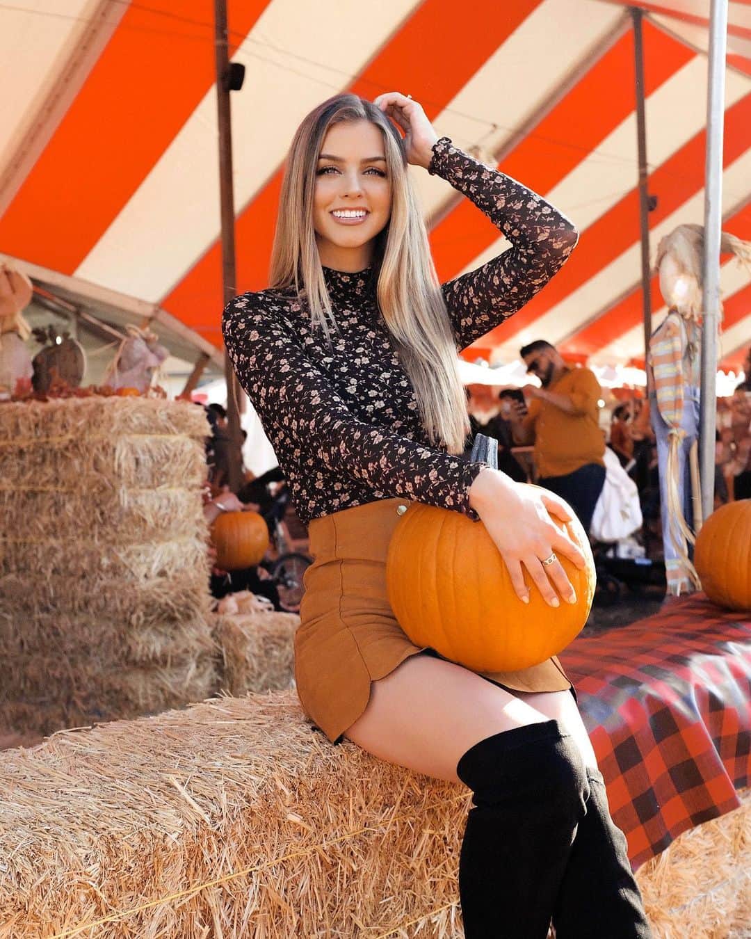 マリーナ・ラスウィックさんのインスタグラム写真 - (マリーナ・ラスウィックInstagram)「Fall is my favorite time of the year...pumpkins, cozy sweaters, changing colors and Halloween, I just love them all🧡🍁🎃」10月20日 3時27分 - marooshk