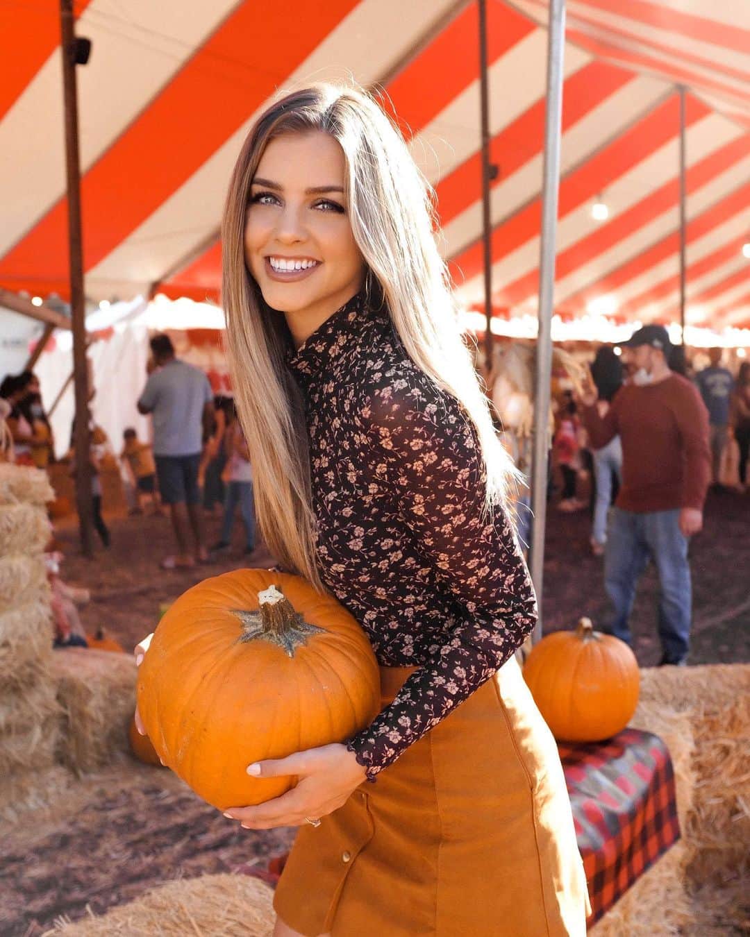 マリーナ・ラスウィックのインスタグラム：「Fall is my favorite time of the year...pumpkins, cozy sweaters, changing colors and Halloween, I just love them all🧡🍁🎃」