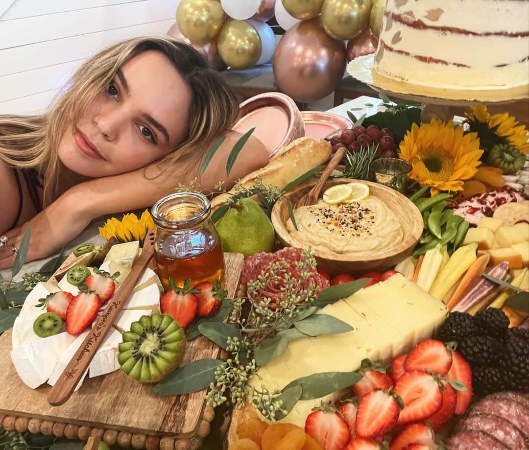 ベイリー・マディソンのインスタグラム：「22 looks a lot like a charcuterie board & a whole lot of family love ❤️ first hometown birthday in 10 years!! So thankful to have been surrounded by the ones that have loved me since the day I opened my eyes. Thanks to my big brother @seanmriley14 & @samanthalynnriley for throwing this surprise birthday at your home, @kaitlinvilasuso & @momma_madison for being the decorating committee… and to all the hearts that were under one roof to cover me in love. I’m grateful beyond words. ❤️❤️ life is so precious. Ps: last video is priceless.」