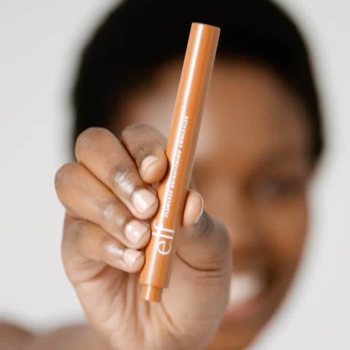 Target Styleのインスタグラム：「A TikTok favorite thats worth the hype! ✨ @elfcosmetics Flawless Brightening Concealer covers under eyes in a click. 😍」