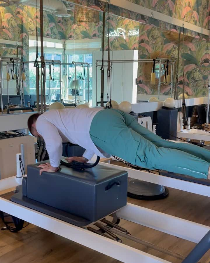 ブライス・ハーパーのインスタグラム：「Love/hate relationship with Pilates! Always gets me feeling right though. Happy Tuesday they said!🤣」