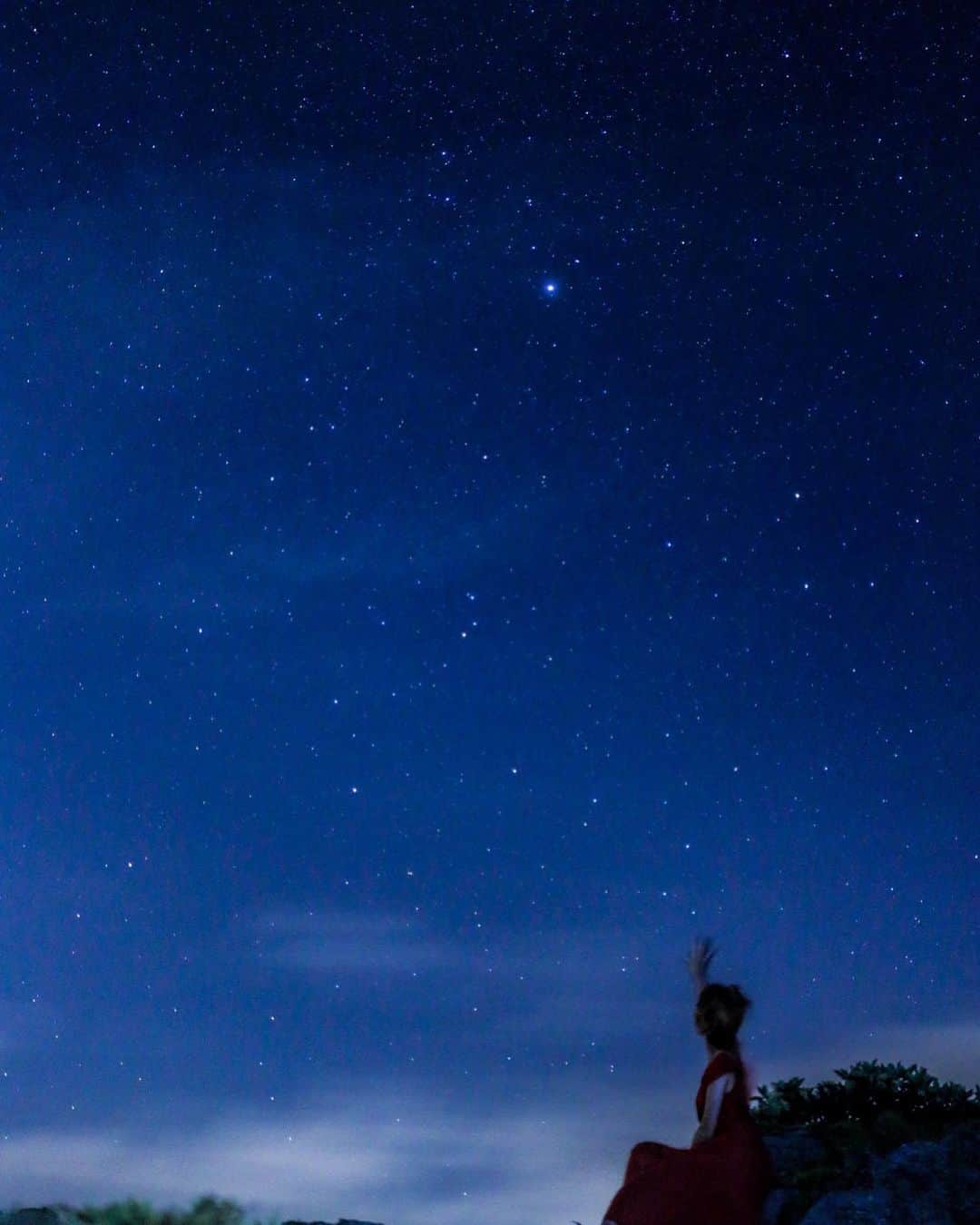 一鷹杏奈のインスタグラム：「宮古の夜の空 星空が綺麗だったぁ  しかも、おっきな流星☆彡もみれたの🥺 最高に幸せだな。  ほんときれい。 #星空#夜空#流星#きれい#願い事 #幸せ#私と星空#宮古島#宮古島星空」