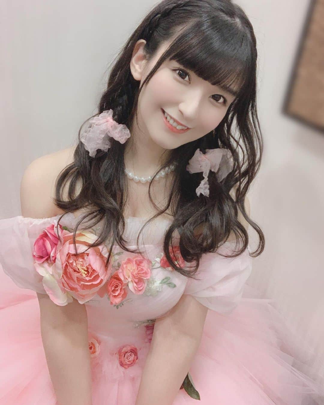 東城アミナのインスタグラム：「お花がいっぱい🌸🌷🌹💕 このドレスめちゃめちゃお気に入り( ᐡ. ̫ .ᐡ )  すき〜？？😗💕」