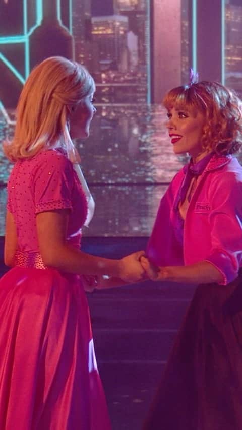 のインスタグラム：「Last night was a moment I’ll never forget. We were technically playing two characters but this dance meant so much more than that. This was a tribute to our friendship and the whirlwind 7 weeks we’ve been able to dance together. Grateful to be your big sis and I promise to always be your Frenchy!! Through thick and thicker :) SO PROUD OF YOU @itsjojosiwa」