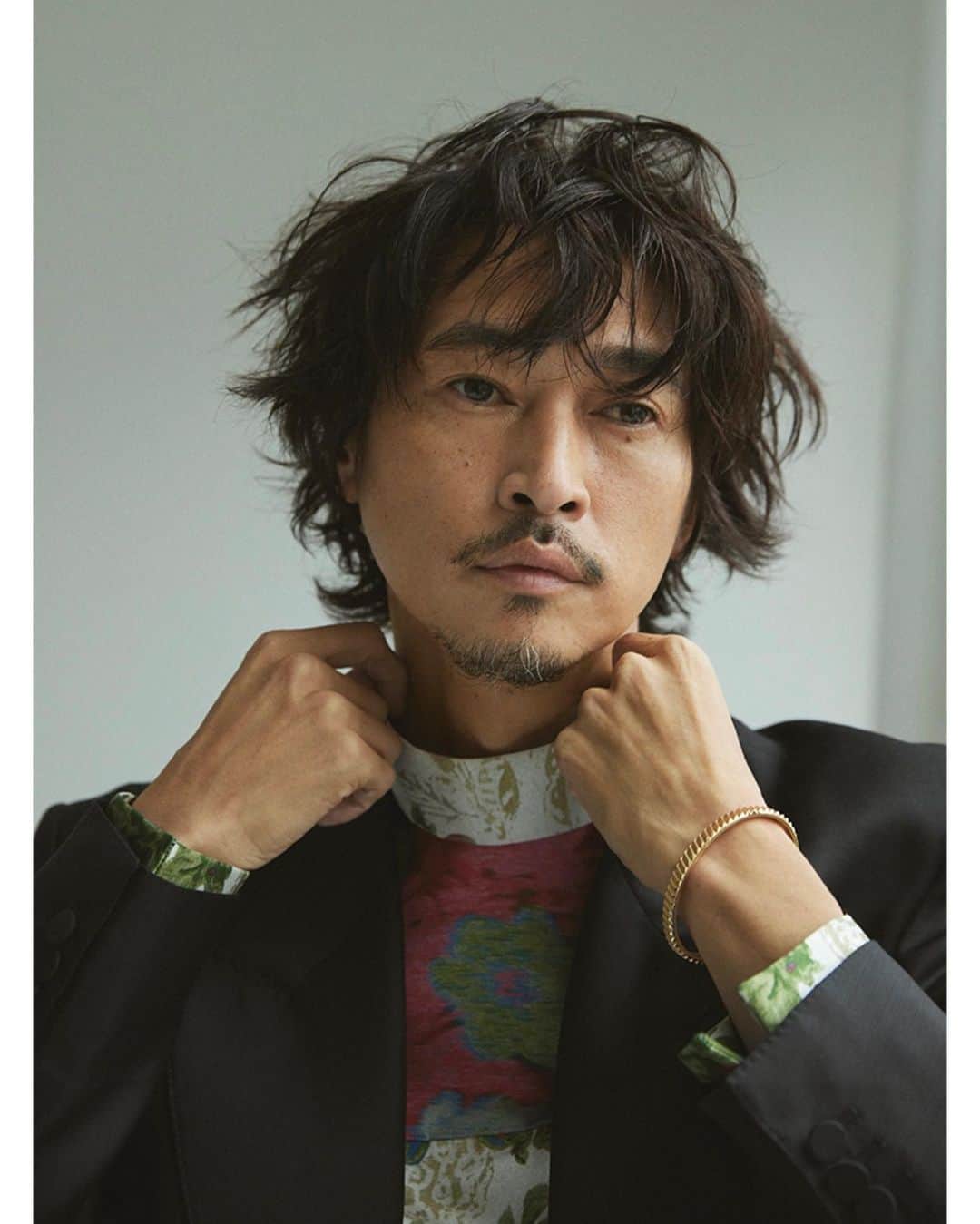 窪塚洋介のインスタグラム：「@dunhill 2021AWコレクションのモデルやらせてもらいました。ダンヒルさんは初めてじゃなかろうか。。 本日発売の @switch_magazine に掲載！ ONLINEでも公開中〜！  #dunhill #dunhillAW21 #switch_magazine」