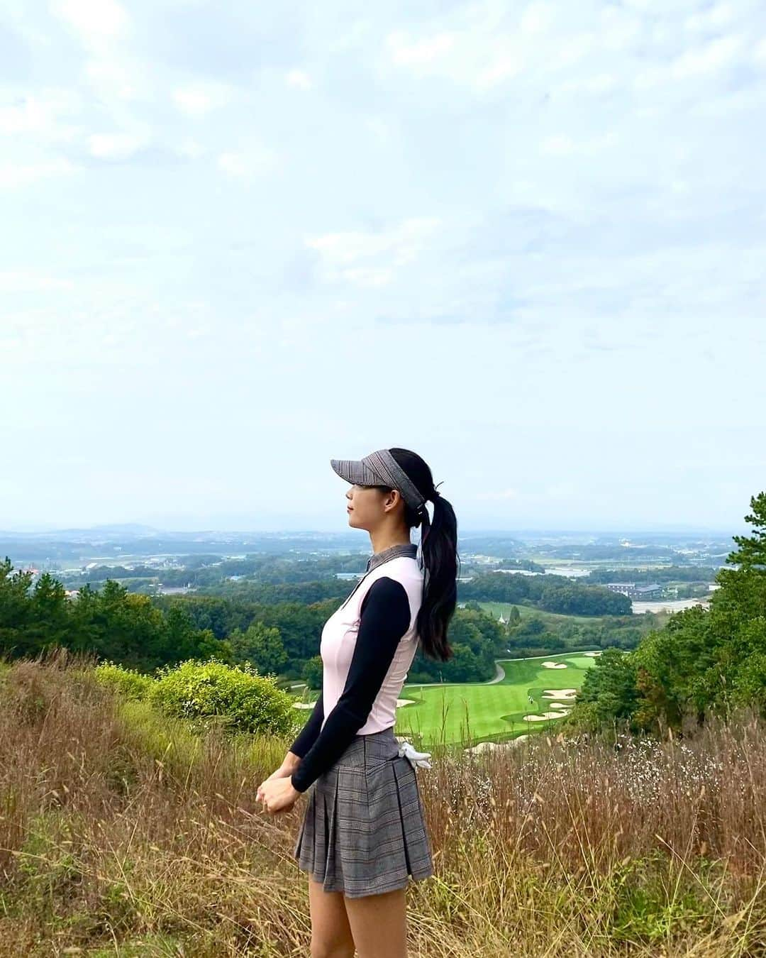 キム・ガヒョンさんのインスタグラム写真 - (キム・ガヒョンInstagram)「날씨도 가을 🍂  풍경도 가을 🍂  엘르도 가을 🍂  . 잘치고 스스로 칭찬하기 😂 Video by 달래💓 #골프 #김가형프로 #골프스윙 #엘르골프 #골프웨어 #골프스타그램 #golf #golfwear #golffashion #golfstagram」10月20日 9時47分 - kim.k.h.pro