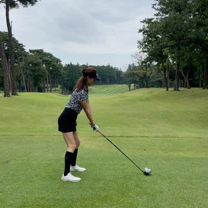 乙幡紗紀のインスタグラム：「・ 完璧😋😋😋 #golf #golfswing  #golfgirl #golfstagram  #ゴルフ#ゴルフ女子 #ゴルフスイング  #ゴルフウェア  #1piu1uguale3golf  #1piu1uguale3  #romaro#romarogolf  #ロマロ」