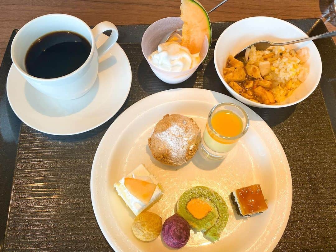 おのののかさんのインスタグラム写真 - (おのののかInstagram)「＊ 東京ドームホテルで北海道ビュッフェ☃️🍴  １番のお目当ては、いかめしコロッケ🦑💓 いかめしコロッケはおかわりするほど美味しいし、 他の食べ物も全部美味しくて最高でした😮‍💨🙏✨ いや〜食べた〜もう悔いはない〜😮‍💨✨ #いかめし阿部商店 #美人社長」10月20日 21時00分 - ononono_ka