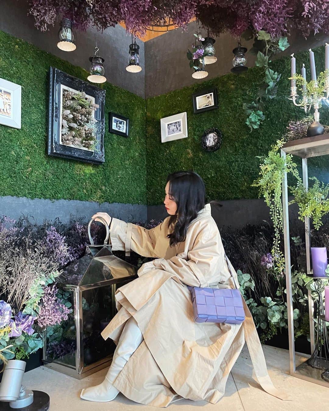 小林穂乃香のインスタグラム：「親友の誕生日祝いを兼ねて、パープルランチブッフェへ💜 ⁡ ⁡ 童話の中に入ったかのような神秘的な空間でした👸🍃 ⁡ ⁡ お食事はコールドセレクションからホットビュッフェ、日替わりデザーまでよりどりみどり。 ⁡ ⁡ 中でも、個人的なおすすめはHOT STATIONのローストビーフ 西洋山葵 山葵 ジュです。 サイコロカットがオーソドックスですが、スライスカットでもオーダーできます🥓 わさびとの相性が抜群でした！ ⁡ ⁡ オプションの花束は、友人の名前から🍁色をイメージしてオーダー💐 想像以上のクオリティで、サプライズでバースデープレートまで用意してくださいました。 お祝いごとにもピッタリなレストランです🍽 ⁡ ⁡ ⁡ ⁡ ランチ＆ディナービュッフェ～Fleur-de-Femme～ 🏠店舗：ヒルトン東京お台場 シースケープ テラス・ダイニング 🕰期間：9月1日～10月31日 ⁡ ⁡ ⁡ ⁡ ⁡ #ヒルトン東京お台場 #紫フルルドフェム  #シースケープテラスダイニング  #ホテル  #ドレスコード  #紫  #ビュッフェ  #ランチビュッフェ  #ローストビーフ #誕生日 #サプライズ #フォトブース  #ヒルトン  #お台場  #hilton  #hiltontokyoodaiba #hiltonodaiba  #odaiba #hotel #purple #flower」