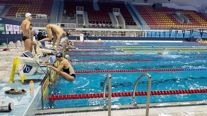 キーラ・トゥサントのインスタグラム：「Always love feeling out a competition pool with some starts and turns. Also very fun to travel to all these different places and see my friend @pjstevens1 everywhere!! #TennesseeTrained #VFL  World Cup Doha starts tomorrow. 21 oct: 50 back 22 oct: 100 back 23 oct: 200 back #letsrace」