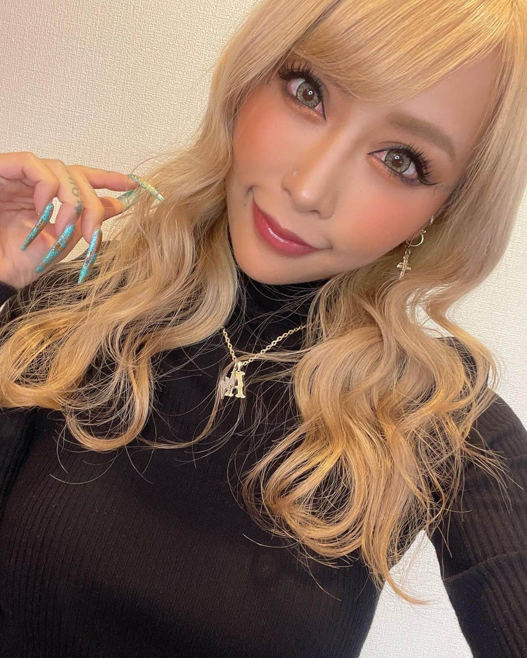 泉麻那さんのインスタグラム写真 - (泉麻那Instagram)「.  New hair✂️❤️ またブリーチしてホワイトベージュ😍 ピンクにするまで金髪を楽しむ😈 見えてないけどサイド刈り上げ3ミリ✂️  今回も @ken11rollen 担当💜 派手髪は絶対 @rollen_official ✨ いつもありがとうございます💋  .  #newhair #hair #rollen #ホワイトベージュ #ブリーチ #泉麻那」10月20日 19時33分 - izumana19890629