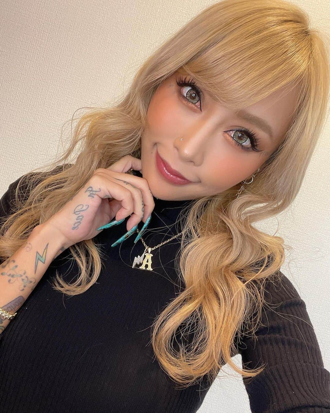 泉麻那さんのインスタグラム写真 - (泉麻那Instagram)「.  New hair✂️❤️ またブリーチしてホワイトベージュ😍 ピンクにするまで金髪を楽しむ😈 見えてないけどサイド刈り上げ3ミリ✂️  今回も @ken11rollen 担当💜 派手髪は絶対 @rollen_official ✨ いつもありがとうございます💋  .  #newhair #hair #rollen #ホワイトベージュ #ブリーチ #泉麻那」10月20日 19時33分 - izumana19890629