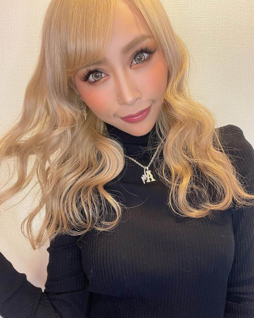 泉麻那のインスタグラム：「.  New hair✂️❤️ またブリーチしてホワイトベージュ😍 ピンクにするまで金髪を楽しむ😈 見えてないけどサイド刈り上げ3ミリ✂️  今回も @ken11rollen 担当💜 派手髪は絶対 @rollen_official ✨ いつもありがとうございます💋  .  #newhair #hair #rollen #ホワイトベージュ #ブリーチ #泉麻那」