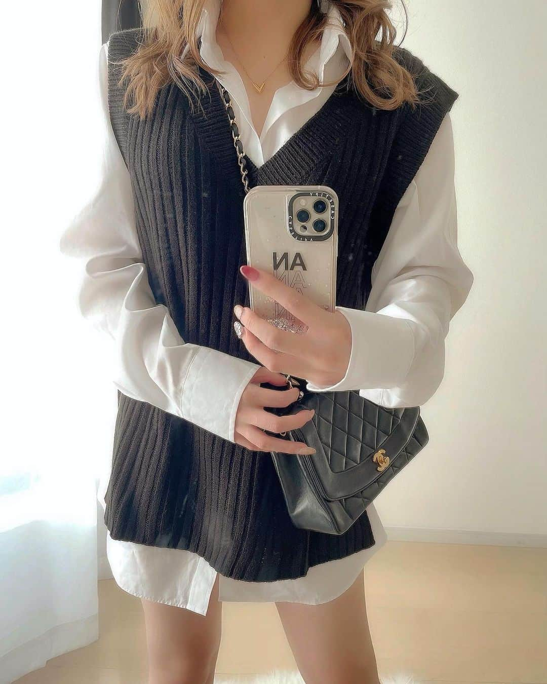 あんころぺっぺのインスタグラム：「#ootd  今年ベストたくさん買ったんだけど ベストじゃ無理なくらい急に寒くなった😖  つい何日か前まで冷房つけてたのに🎐笑 秋飛ばして冬なったみたい👢  みんな風邪ひかないようにね〜🤧  vest @hm  shirt @hm  iPhone case @casetify_jp  bag @_coco_vintage_   #fashion #ベストコーデ #シャツワンピース #chanelbag」