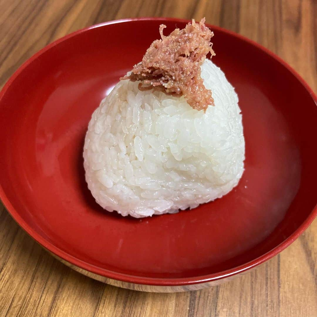 吉野裕行のインスタグラム：「三角錐みたいになるんやけど。。。 コンビーフマヨになりました🍙 #OnigiriAction」